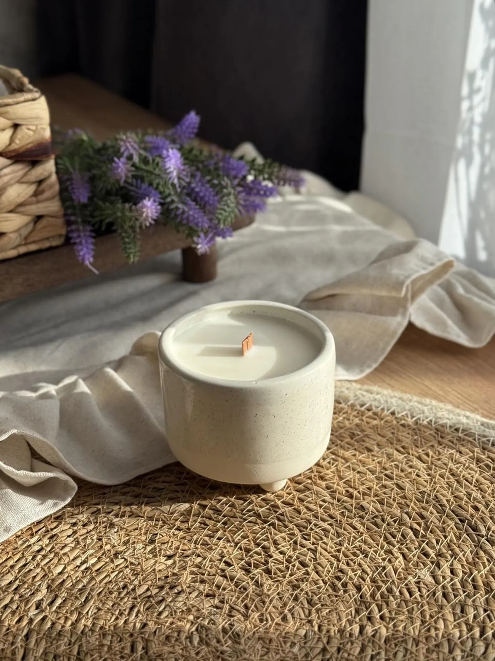Lumânare în vas de ceramică crem cu fitil de lemn